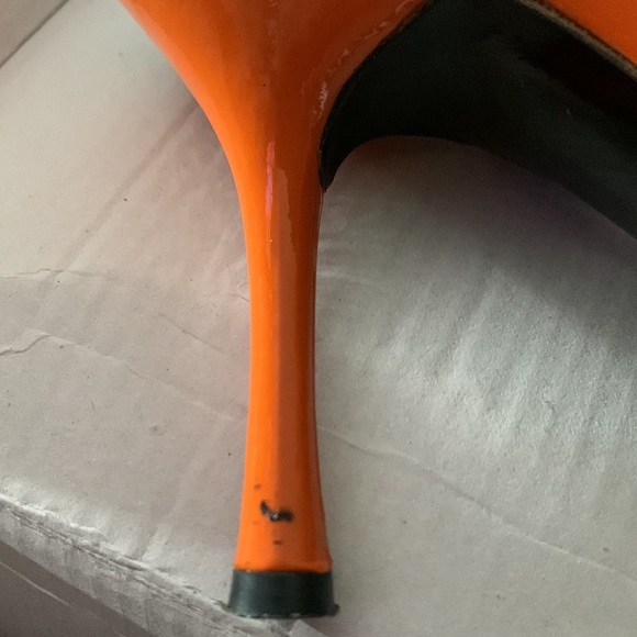 Dolce & Gabbana size 6 pointy toe heels. Worn, with some discoloration. - Picture 8 of 8